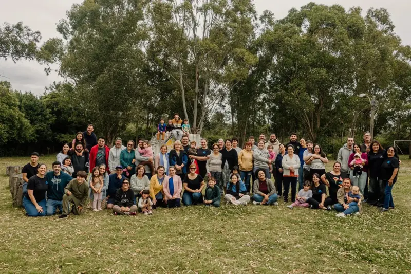 La comunidad de Adulam reunida al aire libre